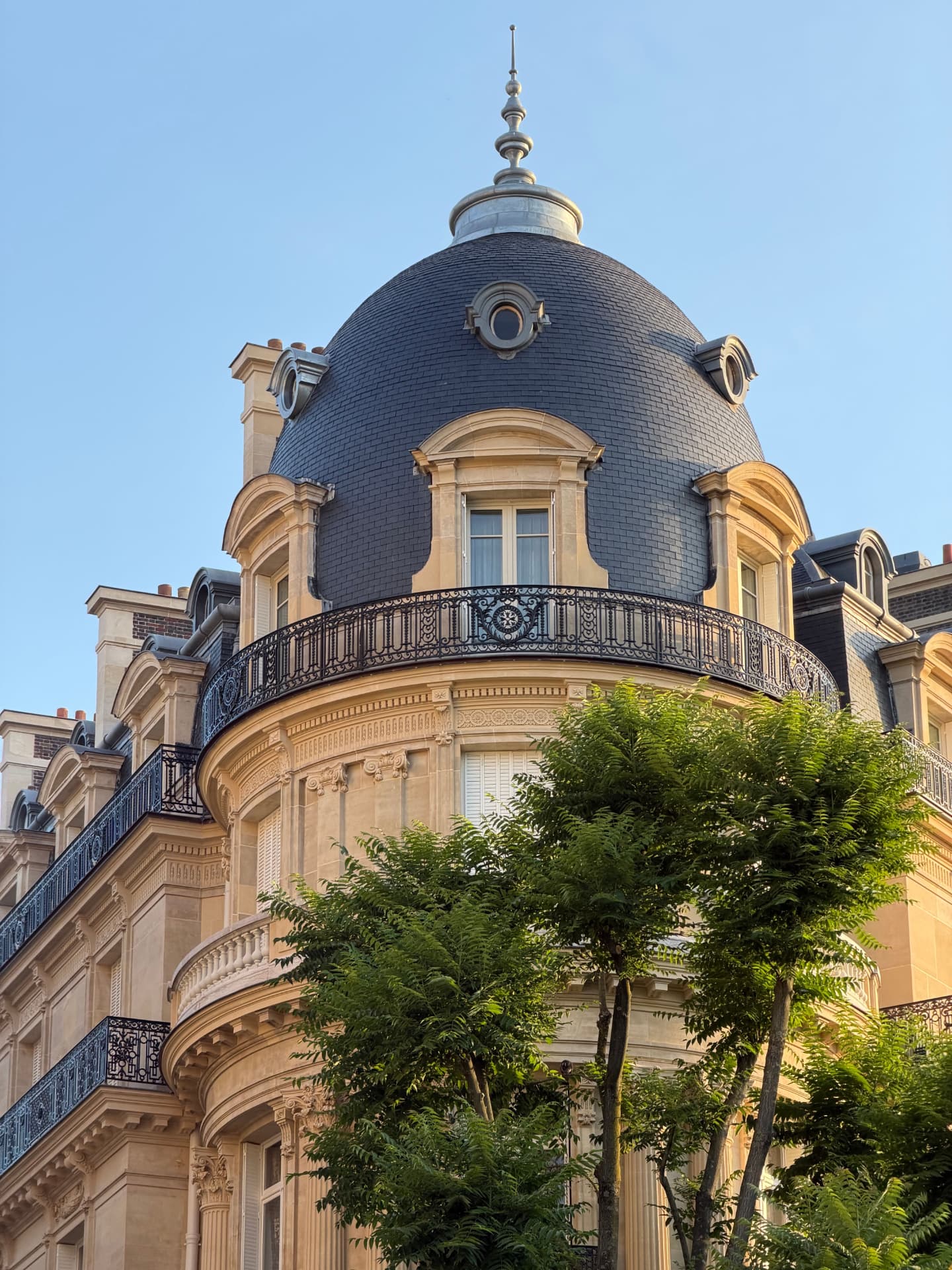 Immeuble haussmannien et son dôme d’ardoise